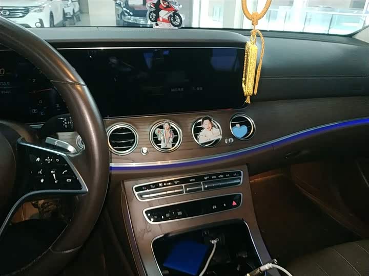 Фото 10 - Mercedes-Benz E-Class