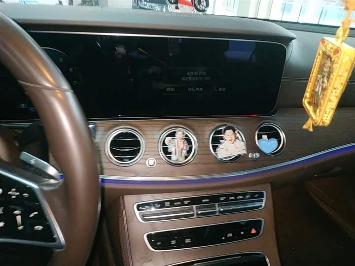 Фото 13 - Mercedes-Benz E-Class