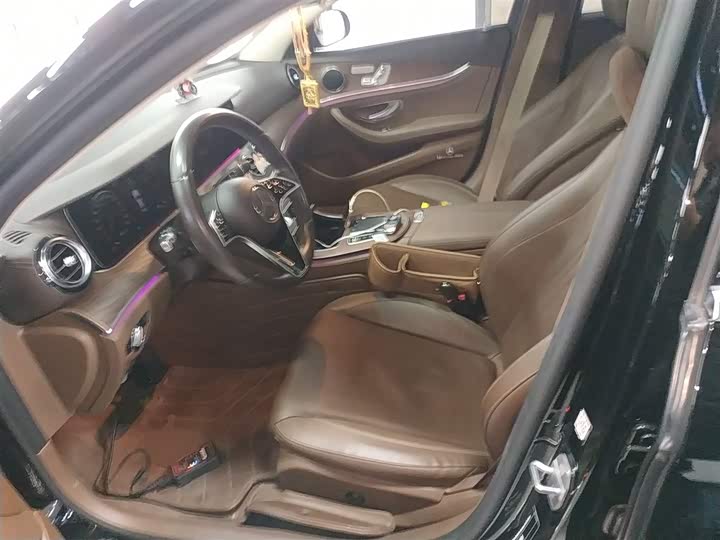 Фото 15 - Mercedes-Benz E-Class