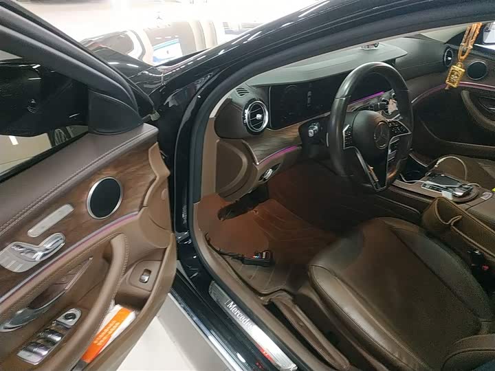 Фото 16 - Mercedes-Benz E-Class