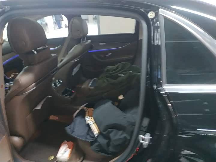 Фото 17 - Mercedes-Benz E-Class