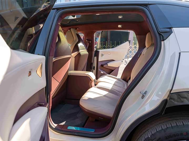 Фото 15 - Zeekr X