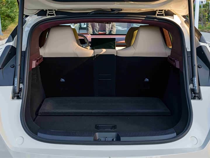 Фото 19 - Zeekr X