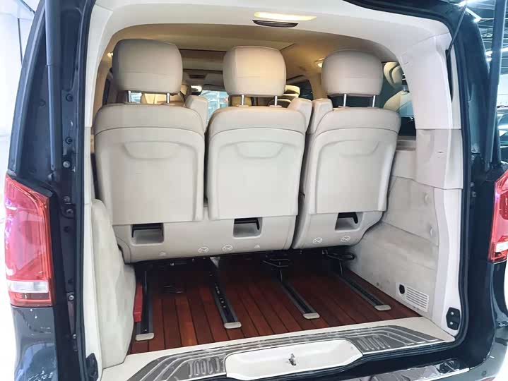 Фото 13 - Mercedes-Benz V-Class