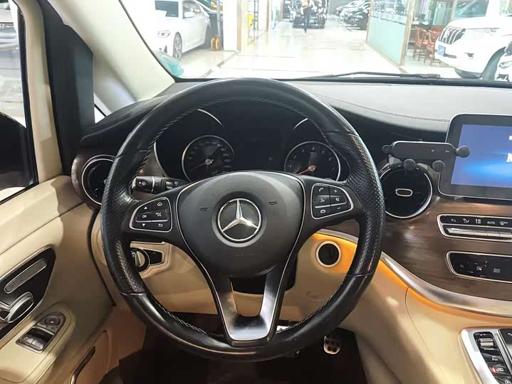 Фото 9 - Mercedes-Benz V-Class