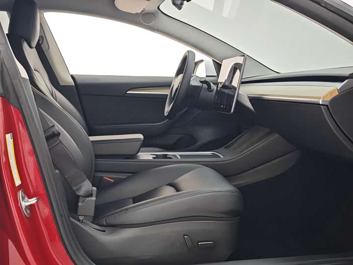 Фото 10 - Tesla Model 3