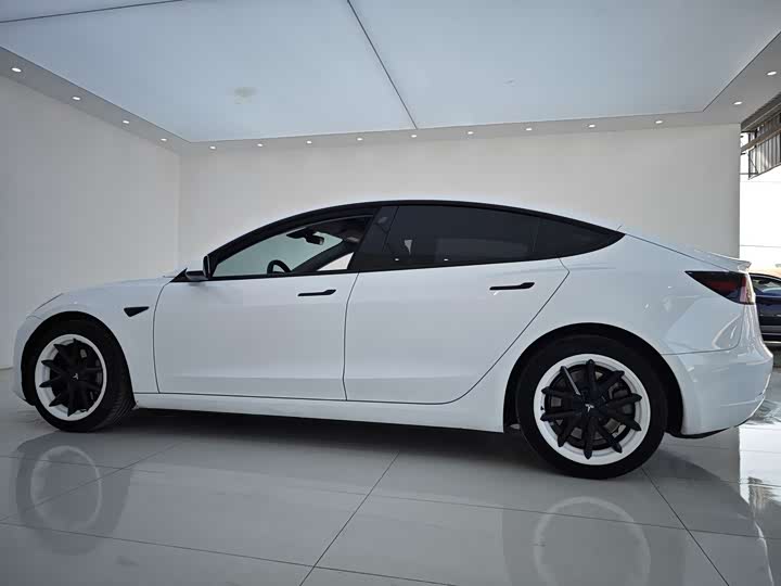 Фото 14 - Tesla Model 3