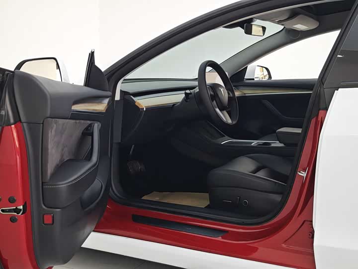 Фото 15 - Tesla Model 3