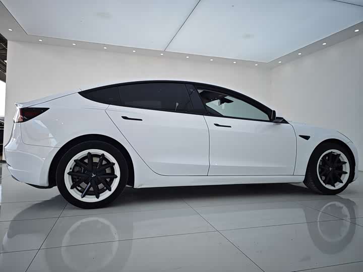 Фото 21 - Tesla Model 3