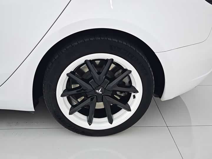 Фото 24 - Tesla Model 3