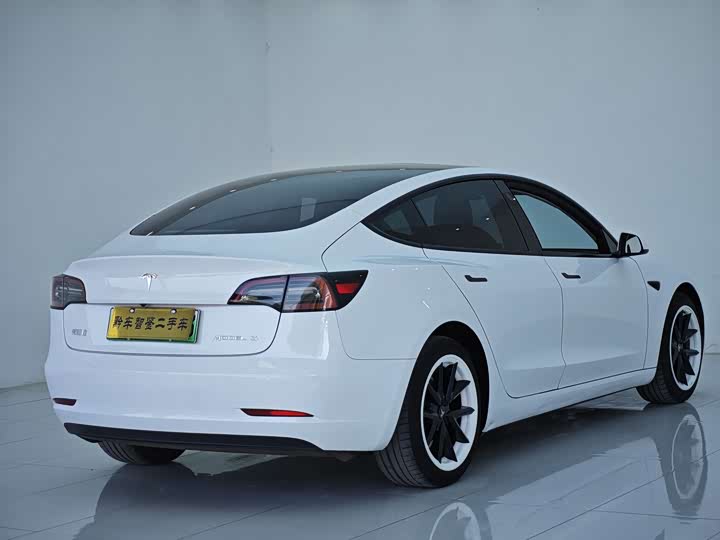 Фото 6 - Tesla Model 3