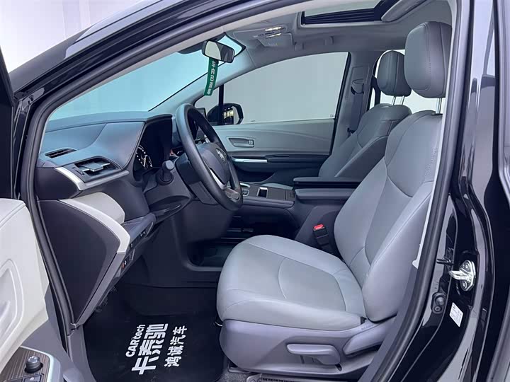 Фото 14 - Toyota Granvia