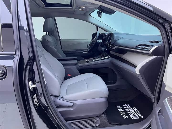 Фото 18 - Toyota Granvia