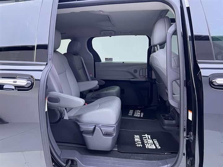 Фото 21 - Toyota Granvia