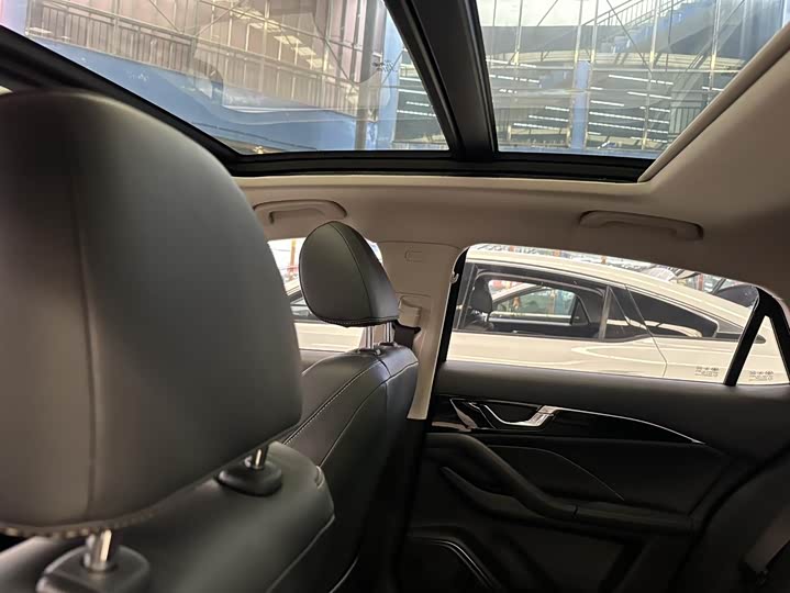 Фото 13 - Bestune B70