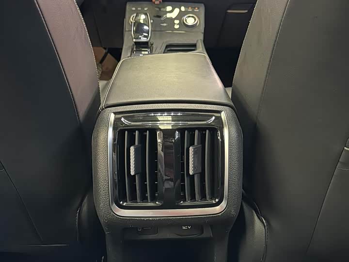 Фото 14 - Bestune B70