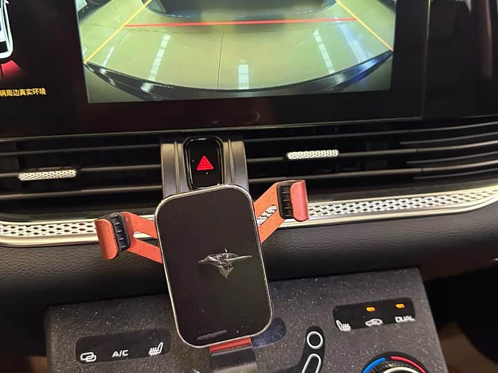 Фото 18 - Bestune B70