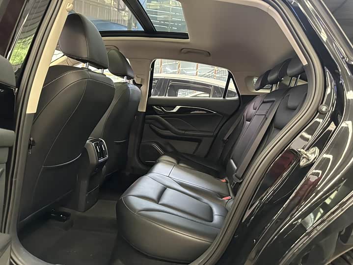 Фото 7 - Bestune B70