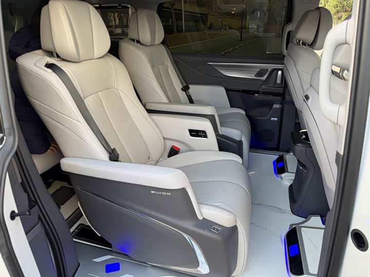 Фото 16 - Buick GL8 ES