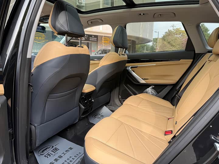 Фото 10 - Geely Atlas L