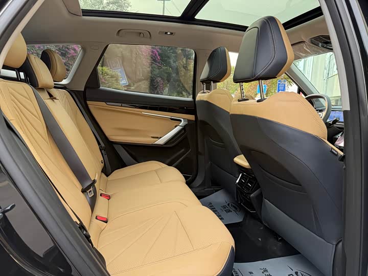 Фото 11 - Geely Atlas L