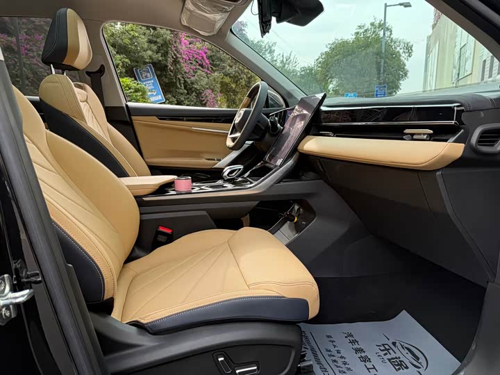 Фото 12 - Geely Atlas L