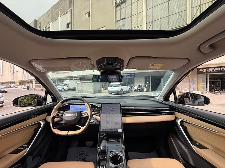 Фото 13 - Geely Atlas L