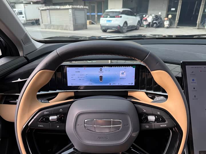 Фото 14 - Geely Atlas L