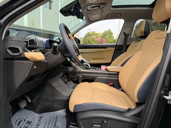 Фото 9 - Geely Atlas L