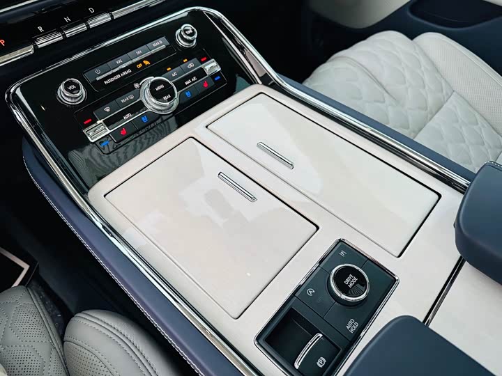 Фото 10 - Lincoln Navigator One