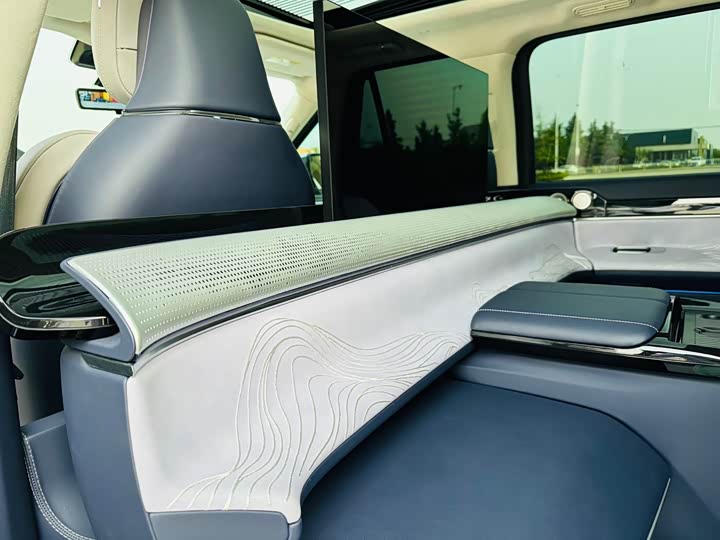 Фото 12 - Lincoln Navigator One