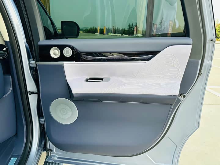 Фото 18 - Lincoln Navigator One