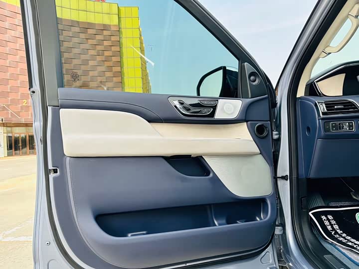 Фото 20 - Lincoln Navigator One