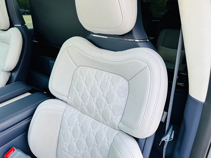 Фото 6 - Lincoln Navigator One