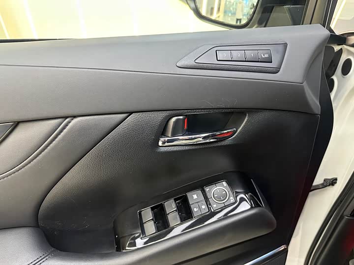 Фото 10 - Lexus LM