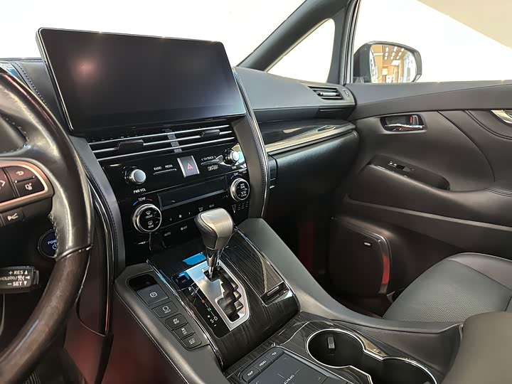 Фото 19 - Lexus LM