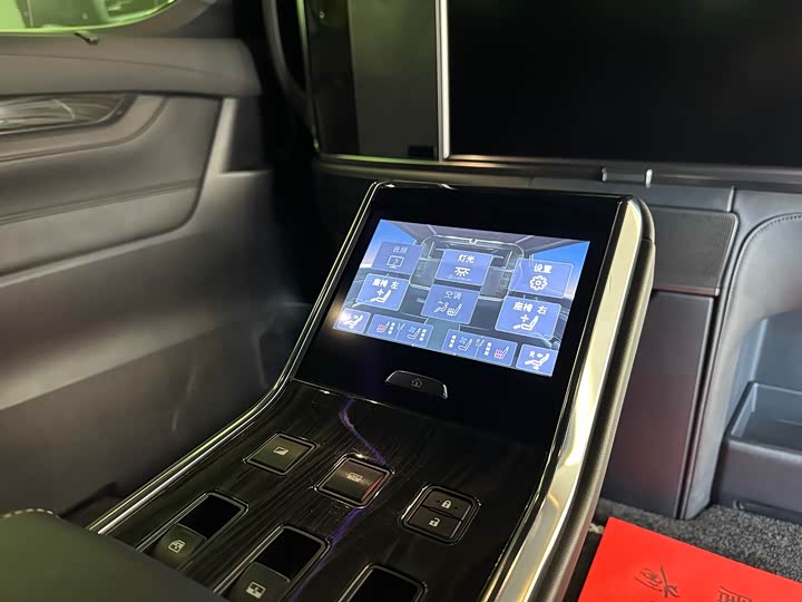 Фото 24 - Lexus LM