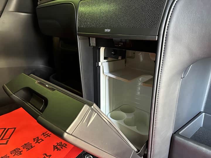 Фото 26 - Lexus LM