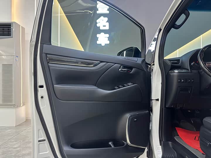 Фото 9 - Lexus LM