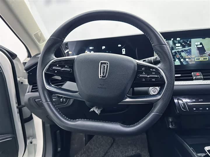 Фото 13 - Bestune B70