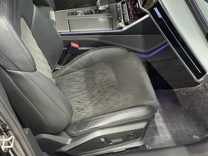 Фото 14 - Audi A6L