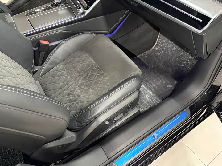 Фото 15 - Audi A6L