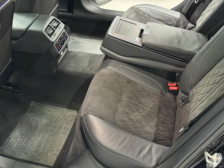 Фото 16 - Audi A6L