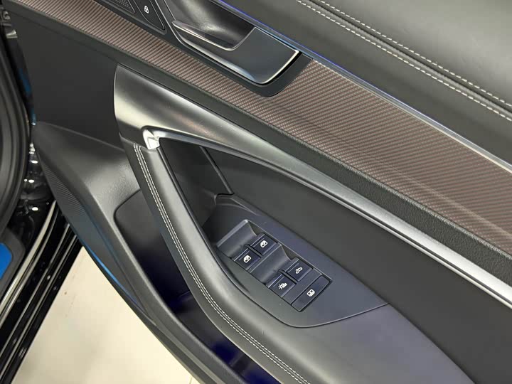 Фото 21 - Audi A6L