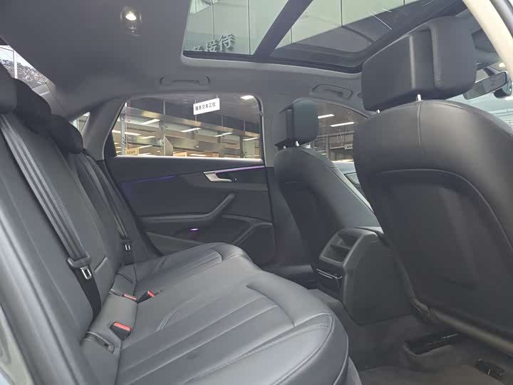 Фото 12 - Audi A4L