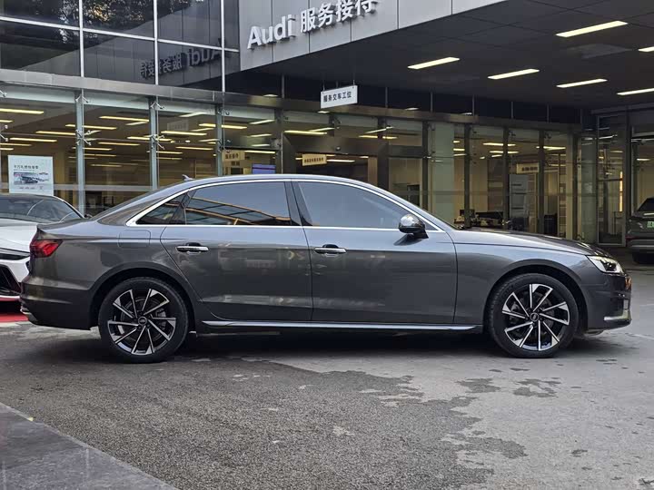 Фото 4 - Audi A4L