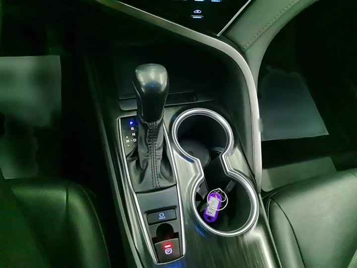 Фото 10 - Toyota Camry