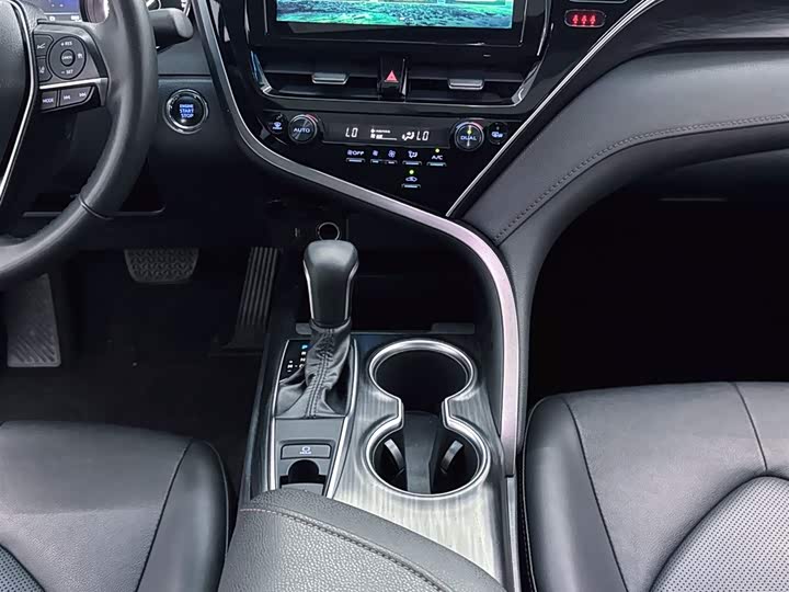 Фото 17 - Toyota Camry