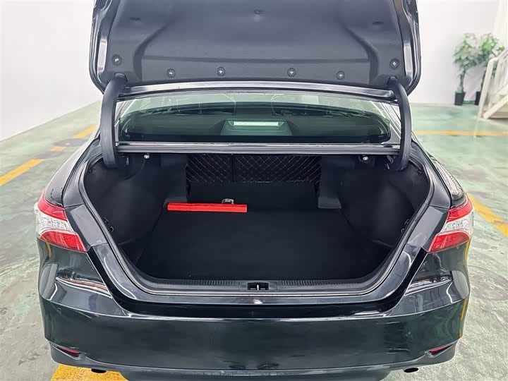 Фото 19 - Toyota Camry