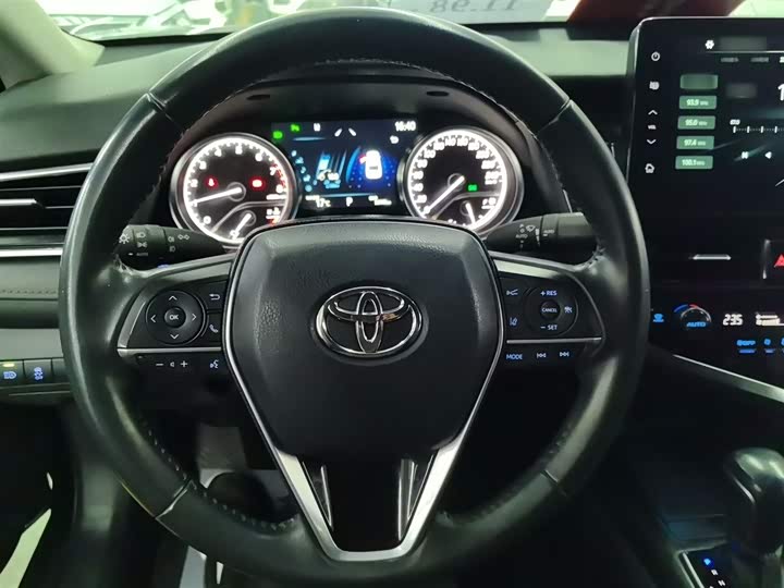 Фото 4 - Toyota Camry